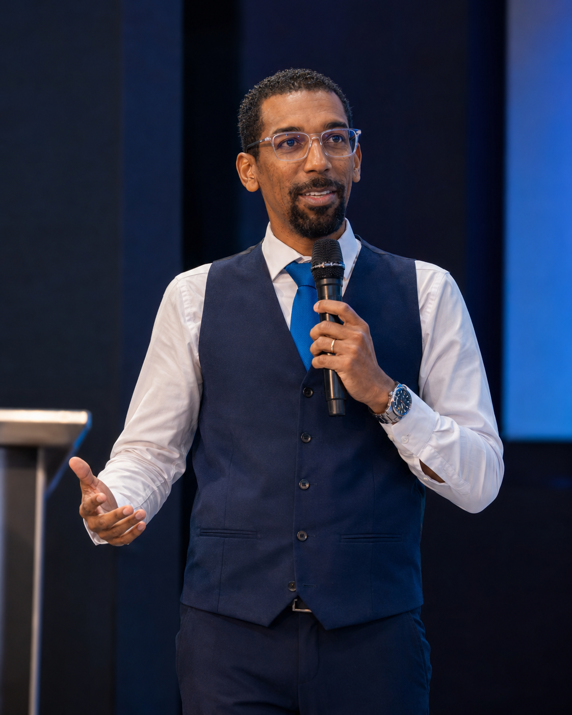 Israel Elias conduzindo apresentação com microfone