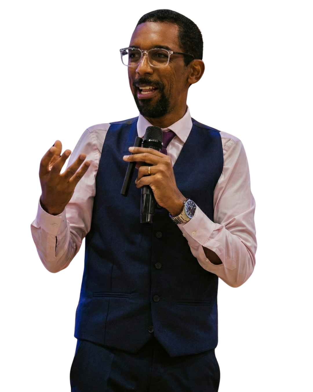 Israel Elias em apresentação com microfone