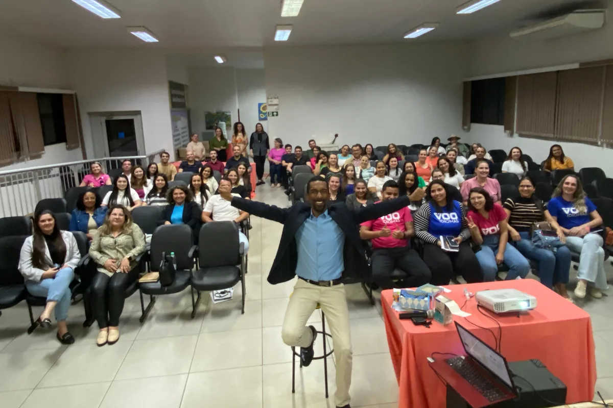 Israel Elias em palestra corporativa sobre comunicação e engajamento