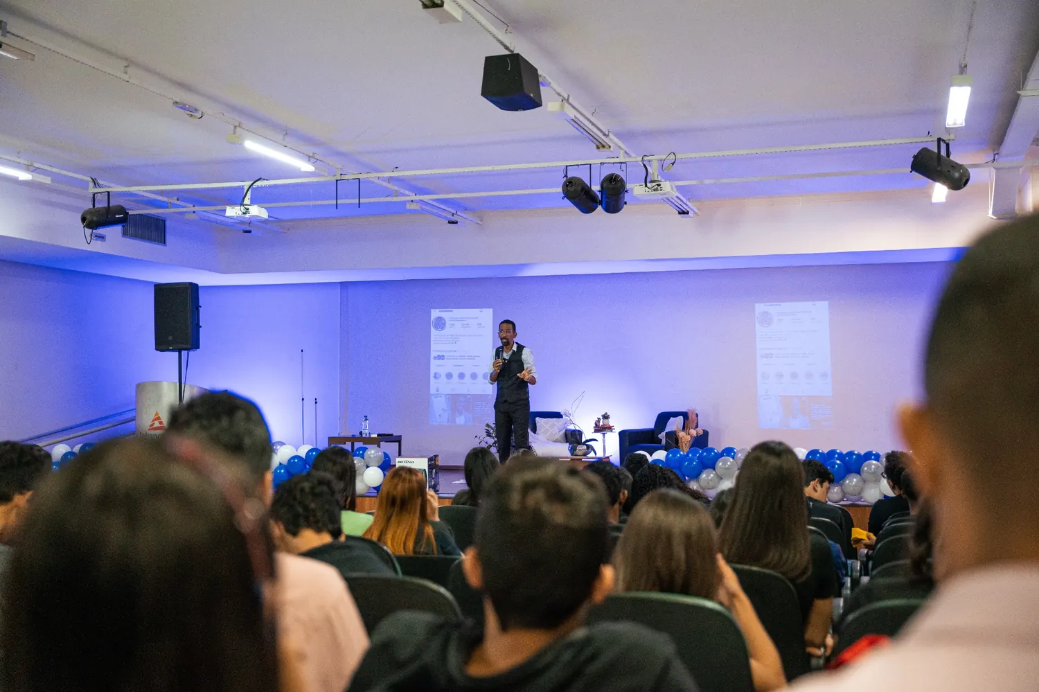 Palestra para professores com auditório acompanhando Israel Elias