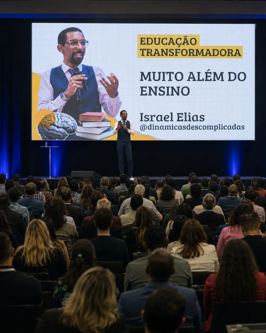 Israel Elias palestrando para professores em jornada pedagógica sobre educação transformadora