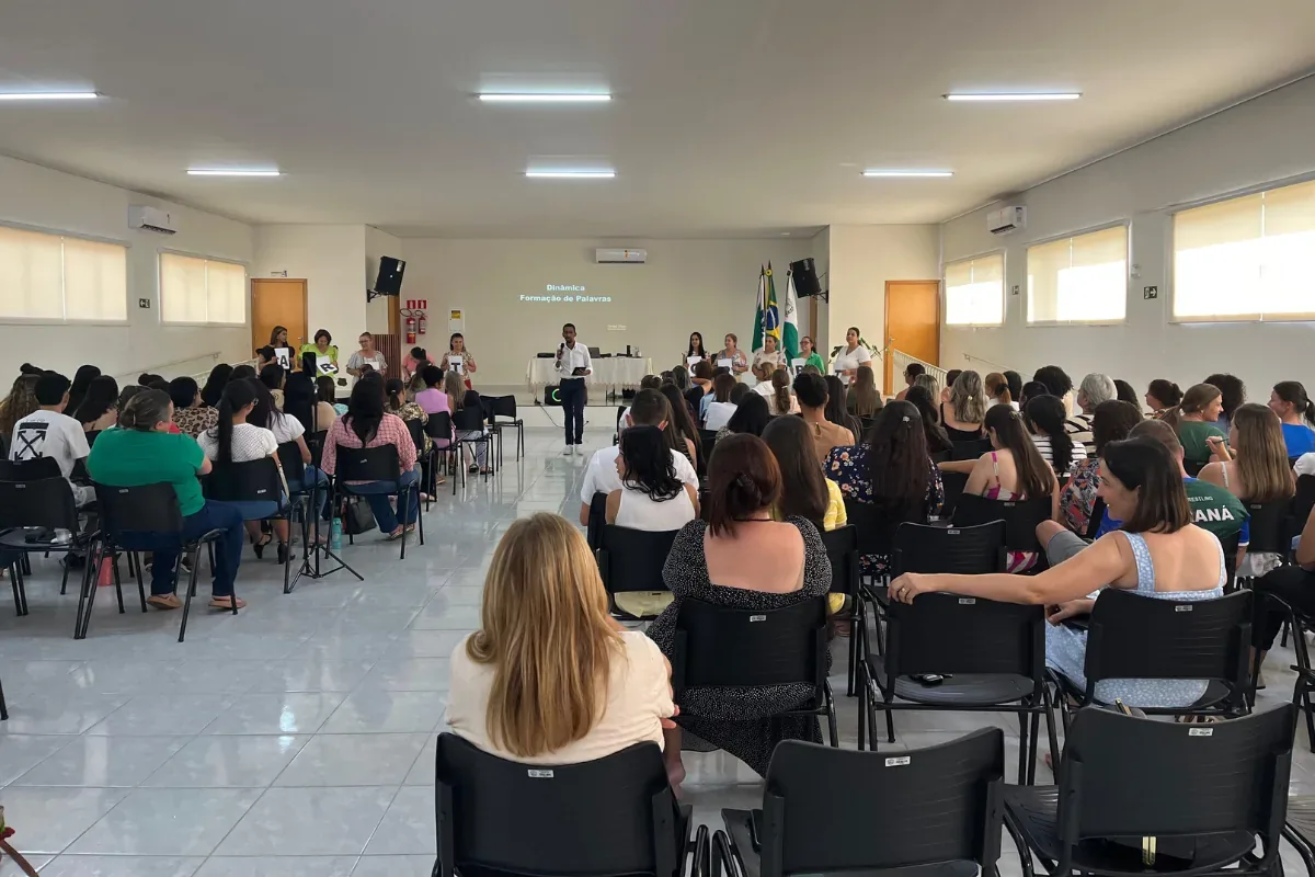 Palestra corporativa com plateia em treinamento de comunicação e comportamento