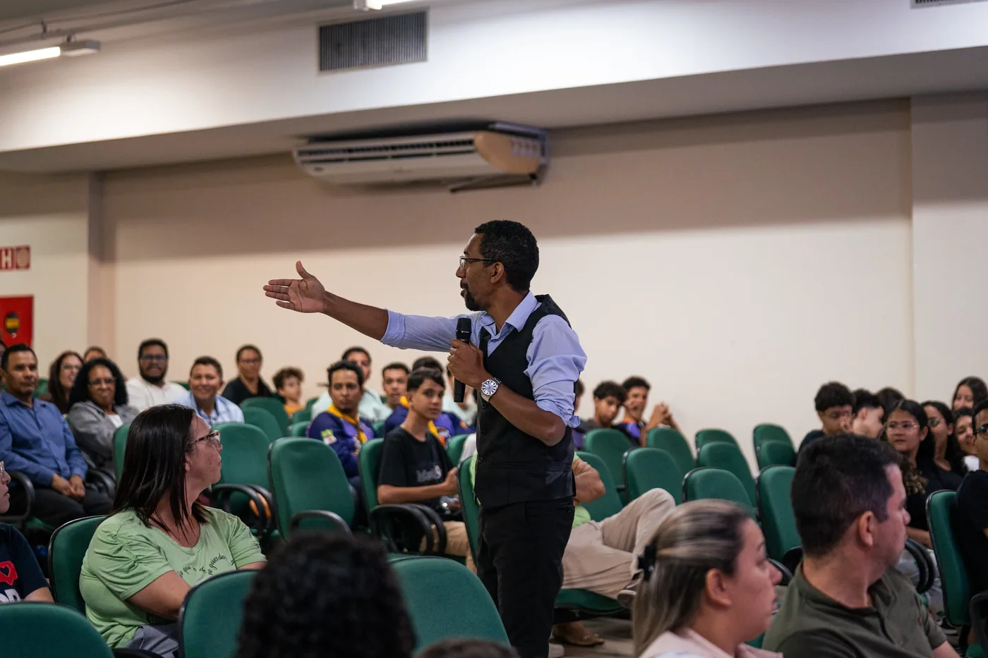 Israel Elias em palestra com auditório e participação do público