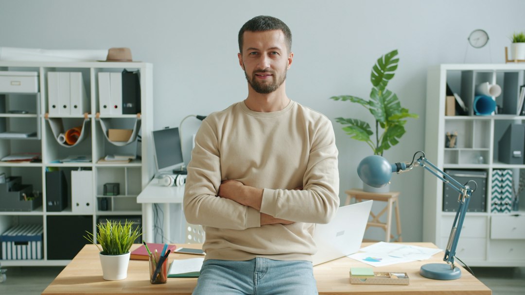 Líder em ambiente de trabalho representando solidão na liderança, conexão e comunicação com a equipe